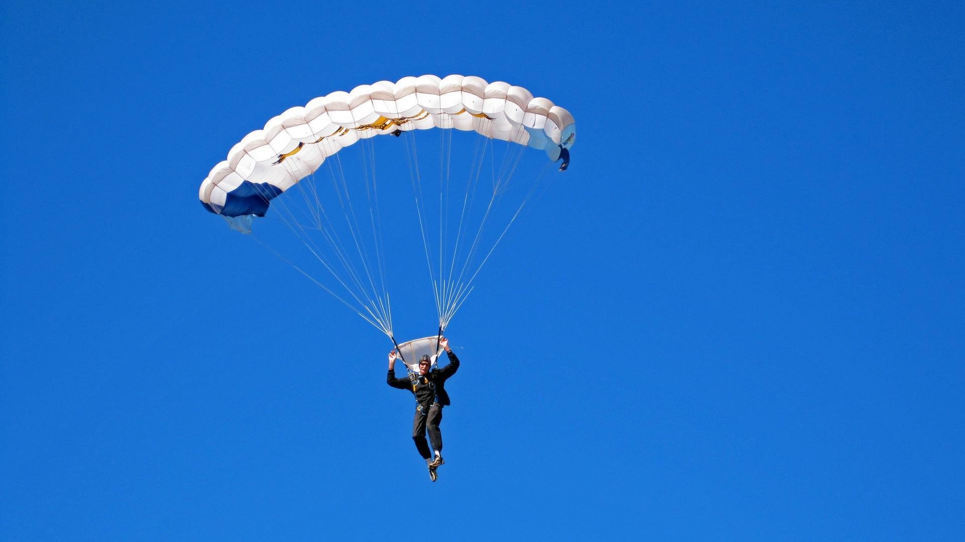 《校园电竞联赛火热进行：青春竞技再扬帆》，校园电竞比赛的宣传语
